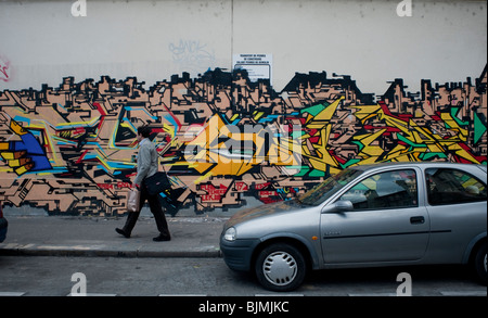 Parigi, Francia, Graffiti Mural Paintings on Wall, uomo che cammina, Outside Street Art, persone, colore della città, pittura astratta della città, pittura europea Foto Stock
