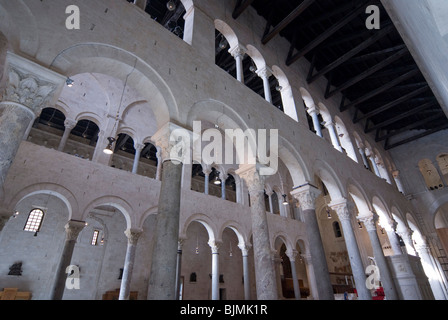 Italien, Apulien, Bari, Kathedrale innen, romanische Bögen | Italia, Puglia, Bari, cattedrale, interno Foto Stock