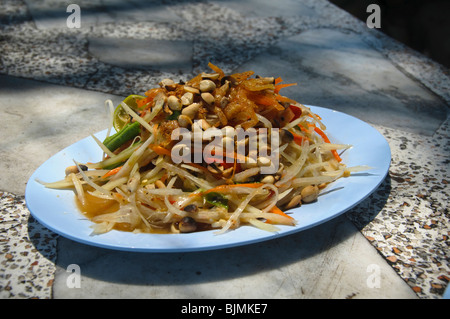 Spicy som tam insalata di papaia presso un ristorante tailandese Foto Stock