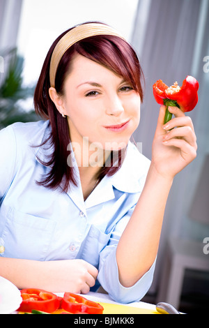 Giovane donna con il peperone rosso Foto Stock