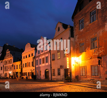 Il centro storico di sera, Sito Patrimonio Mondiale dell'UNESCO, Cesky Krumlov, Repubblica Ceca, Europa Foto Stock