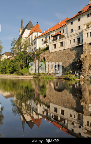 Chiesa di San Vito sopra il fiume Moldava, Cesky Krumlov, Repubblica Ceca, Europa Foto Stock