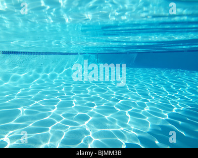 Riprese subacquee in un grande, pulito e accogliente piscina. Foto Stock