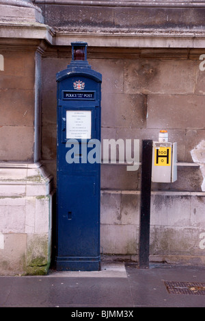 Polizia tradizionali cabine telefoniche Foto Stock