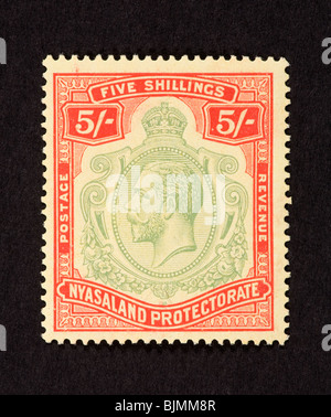 Francobollo da il Nyasaland Protectorate (più tardi Malawi) raffigurante il re George V. Foto Stock