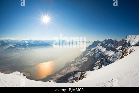 Vista sul lago di Walen e il Churfirsten montagne in inverno il sole, Toggenburgo, Svizzera orientale, Svizzera, Europa Foto Stock