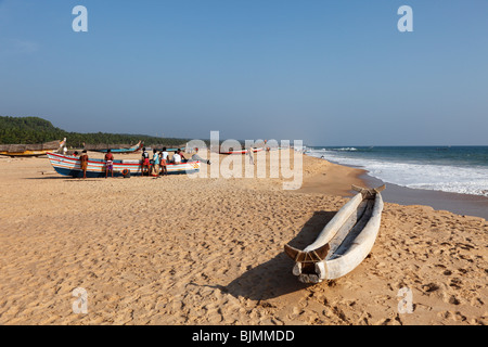 Spiaggia di sabbia con barche da pesca Somatheram Beach, Malabarian Costa, il Malabar, Kerala, India, Asia Foto Stock