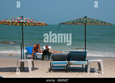 Relax sulla spiaggia di Hua Hin Tailandia Foto Stock