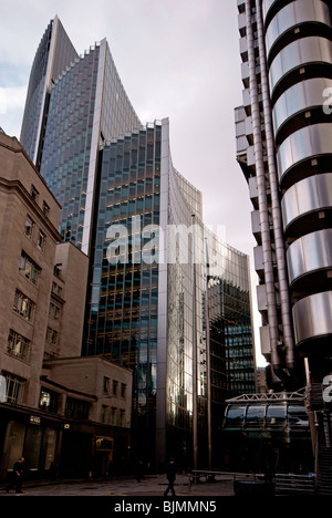 La Willis Tower con la Lloyds edificio sulla destra Foto Stock