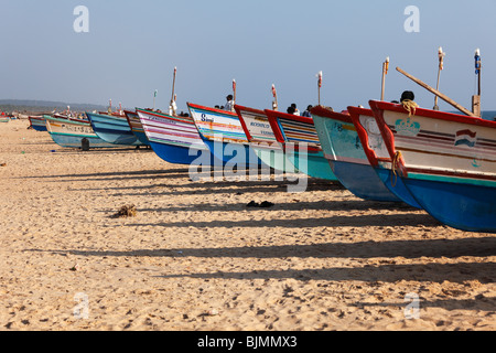 Coloratissime barche di pescatori sulla spiaggia, Somatheram Beach, Malabarian Costa, il Malabar, Kerala, India, Asia Foto Stock