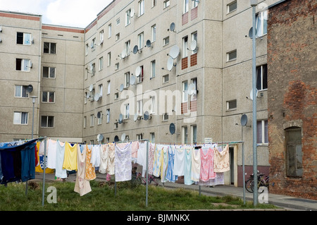 Servizio lavanderia appesi ad asciugare davanti a costruzioni prefabbricate, di Magdeburgo, Germania Foto Stock