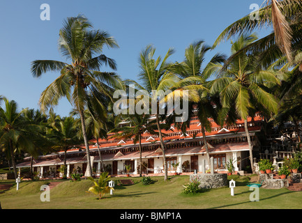 Complesso alberghiero con palme da cocco, Betsaida eremo vicino a Kovalam, Kerala, India meridionale, India, Asia Foto Stock