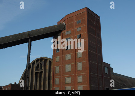 Tate and Lyle torre trasportatore all'interno di un complesso industriale in Liverpool, Merseyside, Regno Unito. Foto Stock