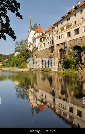 Chiesa di San Vito sopra il fiume Moldava, Cesky Krumlov, Repubblica Ceca, Europa Foto Stock