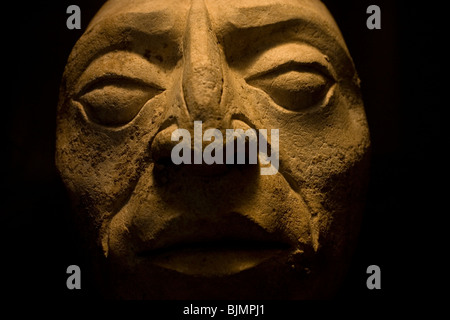 Una testa umana la scultura si siede in mostra presso il museo dell'antica città maya di Palenque, Chiapas, Messico, 21 febbraio 2010. Foto Stock