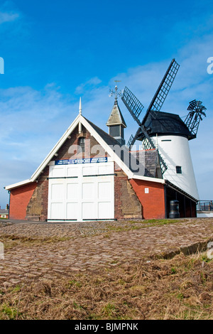 Scialuppa di salvataggio house e il mulino a vento a Lytham St Annes, nel Lancashire. Foto Stock