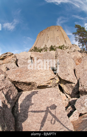 Ombra del fotografo (indossando il cappello da cowboy) e treppiede su rocce rosse, Devils Tower National Monument, Wyoming USA Foto Stock