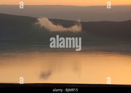 Una nuvola all'alba sul lago Nakuru (Kenya). Foto Stock