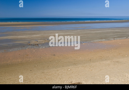 Una vasta spiaggia con la bassa marea Foto Stock