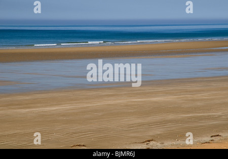 Una vasta spiaggia con la bassa marea Foto Stock