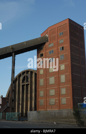 Tate and Lyle torre trasportatore all'interno di un complesso industriale in Liverpool, Merseyside, Regno Unito. Foto Stock