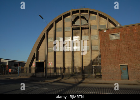 Tate and Lyle storage silo all'interno di un complesso industriale in Liverpool, Merseyside, Regno Unito. Foto Stock