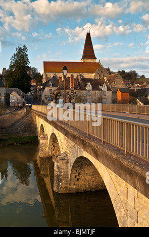 Preuilly-sur-Claise chiesa abbaziale e il ponte sul fiume - Francia. Foto Stock