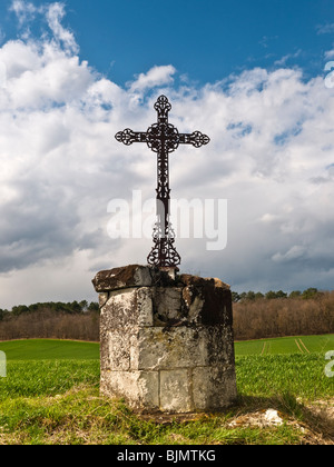 Strada decorativi in ferro battuto cross - Francia. Foto Stock