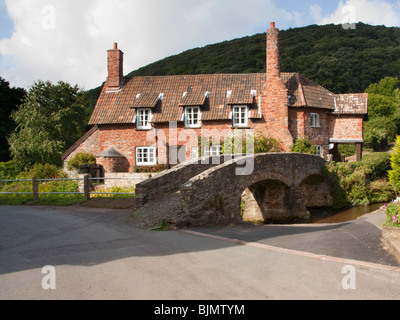 Teh Packhorse storico ponte a Allerford Somerset Inghilterra Foto Stock