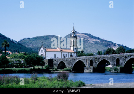 Il ponte romano di Ponte de Lima, nel Portogallo settentrionale della regione del Minho, che conduce alla chiesa della città di Santo António. Foto Stock