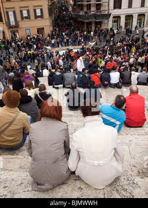 Un sacco di persone sulla scalinata di Piazza di Spagna a Roma Trinita Dei Monte Foto Stock