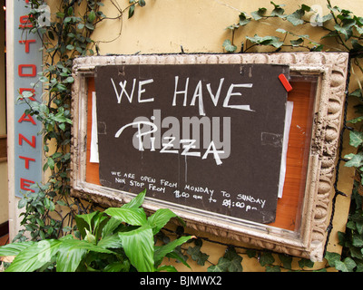 Noi abbiamo la pizza ristorante autentico segno Roma Italia Foto Stock