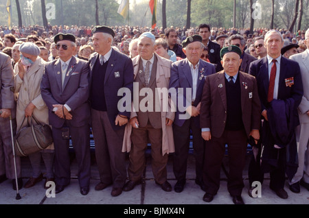 Jewish ex soldati sovietici durante il cinquantesimo anniversario della strage nazista degli ebrei 33,771 nel 1941 a Babi Yar Foto Stock