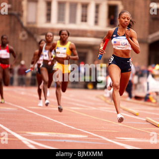 Allyson Felix, seconda gamba della USA team Blu, concorrenti nell'Olympic sviluppo donne 4x400 USA vs. mondo -team 3:22.16 Foto Stock
