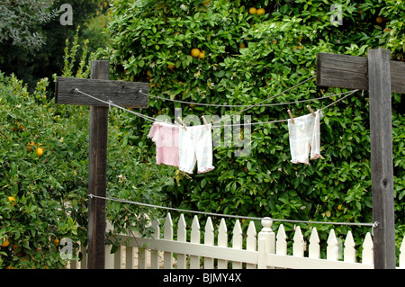 Vintage abbigliamento per bambini essiccazione su una linea di abbigliamento con tenute con mollette o vestiti pin. Stati Uniti d'America Foto Stock