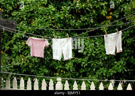 Vintage abbigliamento per bambini essiccazione su una linea di abbigliamento con tenute con mollette o vestiti pin. Stati Uniti d'America Foto Stock