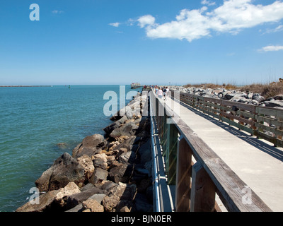 Pontile di pesca all'ingresso a Port Canaveral appena a sud del Capo sulla Space Coast della Florida USA al Jetty Park Foto Stock