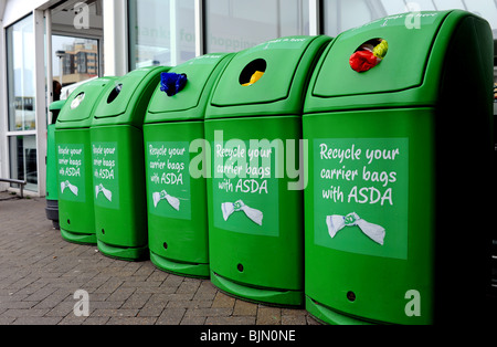 Asda store sacchetti di plastica punto di riciclaggio presso la Marina di Brighton Regno Unito Foto Stock
