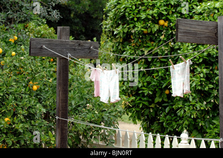 Vintage abbigliamento per bambini essiccazione su una linea di abbigliamento con tenute con mollette o vestiti pin. Stati Uniti d'America Foto Stock