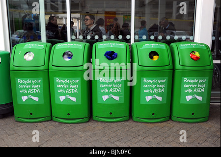 Asda store sacchetti di plastica punto di riciclaggio presso la Marina di Brighton Regno Unito Foto Stock