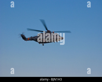 Un banco di prova Sikorsky CH-148 pratiche ciclone atterraggi sulla marina canadese fregata HMCS MONTREAL (FFH 336) nel porto di Halifax. Foto Stock