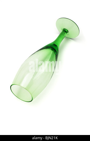 Vuoto wineglass verdi su sfondo bianco Foto Stock