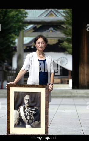 Yuko Tojo, nipote del Giappone del leader bellico, Hideki Tojo, pone con una foto di suo nonno al di fuori del Santuario Yaskuni Foto Stock