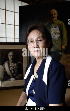 Yuko Tojo, nipote del leader bellico, Gen. Hideki Tojo, pone di fronte un ritratto e la foto di suo nonno a Tokyo Foto Stock