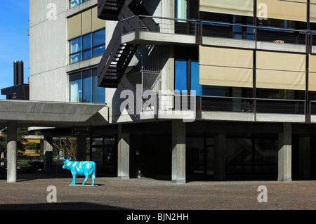 Zurigo Cow Parade, azzurro-blue cow scultura nel cortile dell'Università di Zurich-Irchel, Zurigo, Svizzera Foto Stock