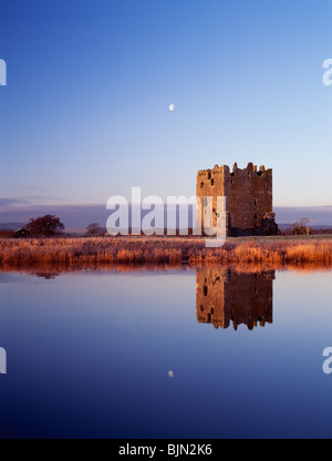 La mattina presto luce sul Castello Threave riflessa nel fiume Dee con impostazione luna dietro vicino a Castle Douglas Regno Unito Scozia Foto Stock