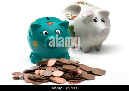 Salvadanaio di banche e di una pila di monete di rame Foto Stock