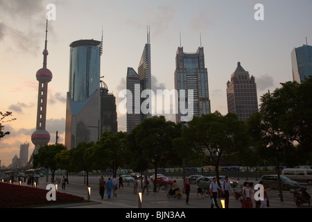 Il Pudong, il Quartiere Finanziario di Lujiazui con la Oriental Pearl TV Tower a sinistra in Cina a Shanghai, Foto Stock