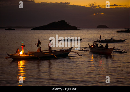 Tramonto Tramonto al mare Isola di Malapascua fisher fisherboat fuoco in barca romantica romanticismo Cebu Filippine Visayan Sea sun tropical h Foto Stock