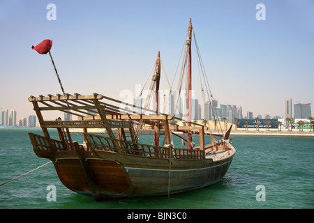 Un Qatar shuwa'i dhow, del tipo utilizzato per la pesca e madreperlante, ancorata nella baia di Doha in una visualizzazione delle navi tradizionali Foto Stock